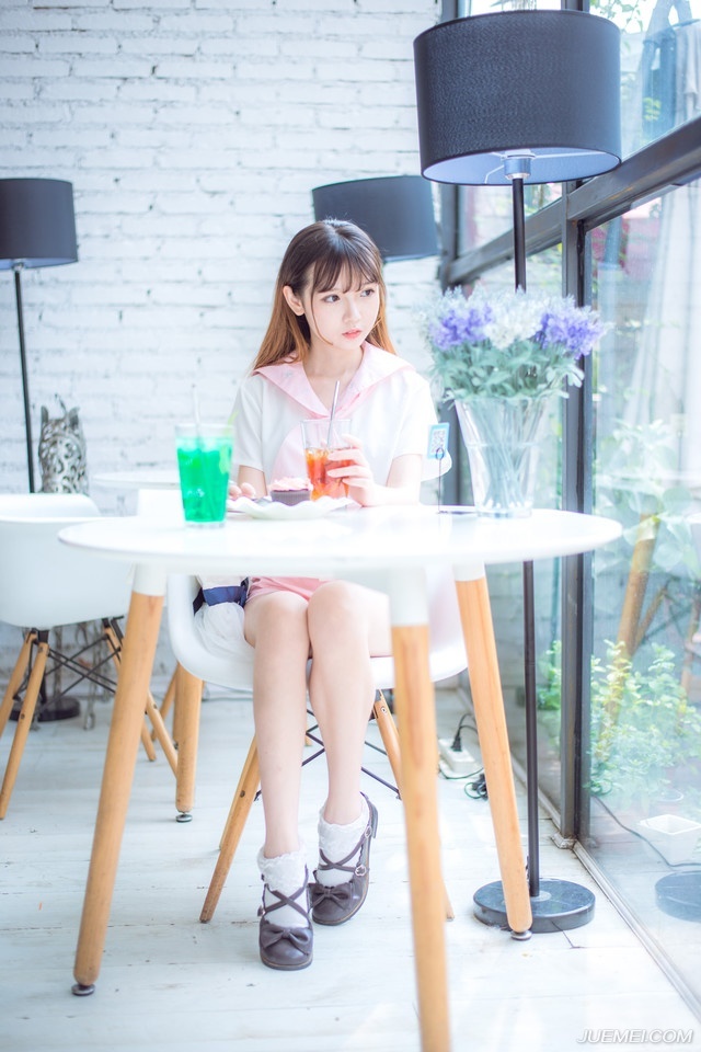 若要结婚，就嫁给一个视你如宝贝的男人，他会宽容你的小毛病，原谅你的不周到;他能照顾你，仿佛你是他的小妹妹;他能溺爱你，仿佛你是他的小宠物;他能赶走你偶尔冒出来的坏情绪，他能抱着你睡觉，给你做枕头，冬天不嫌你冷，夏天不嫌你热。